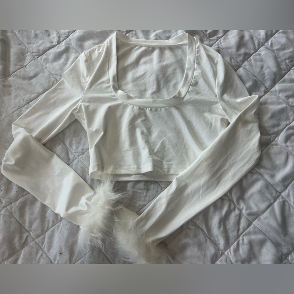SHEIN Elegant White crop Top with Faux Fur Accents